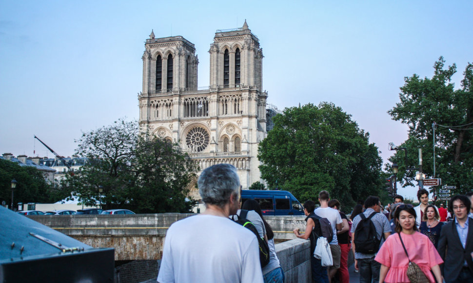 Paryžiaus Dievo Motinos katedra praėjus dviem mėnesiams po gaisro