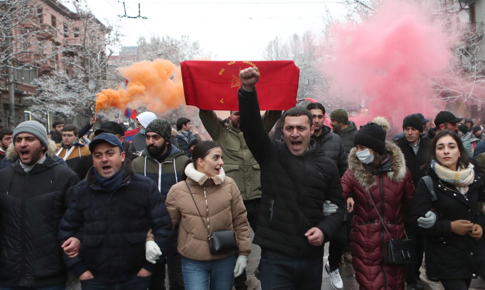 Nikolo Pašiniano atsistatydinimo reikalaujantys protestuotojai Jerevane