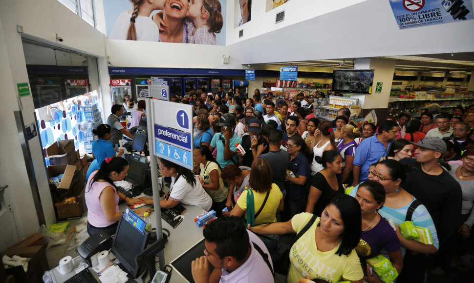 Žmonių eilės Venesuelos vaistinėje