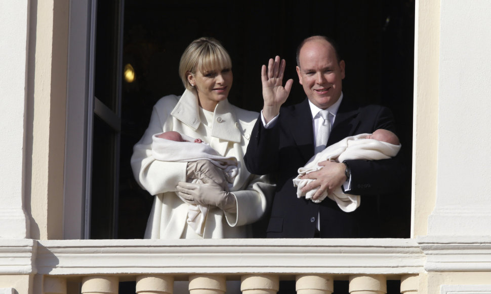 Kunigaikštis Albert'as II su žmona Charlene visuomenei pristatė savo dvynius