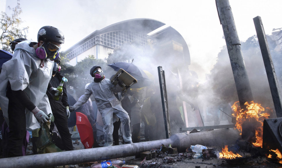 Honkonge protestuotojai vėl susirėmė su policija, strėle sužeistas pareigūnas