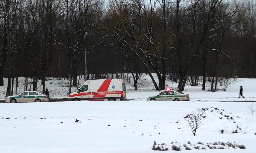 Policijos ir greitosios pagalbos automobiliai transporto žiede prie Santariškių ligoninės.