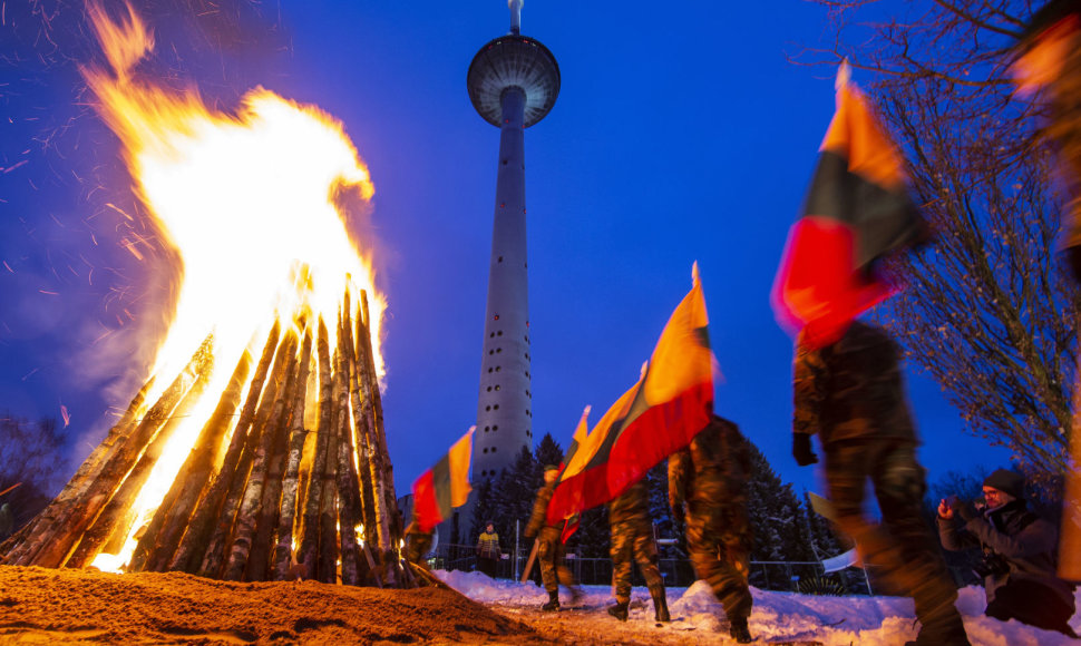 Atminimo laužų uždegimo ceremonija prie Vilniaus televizijos bokšto