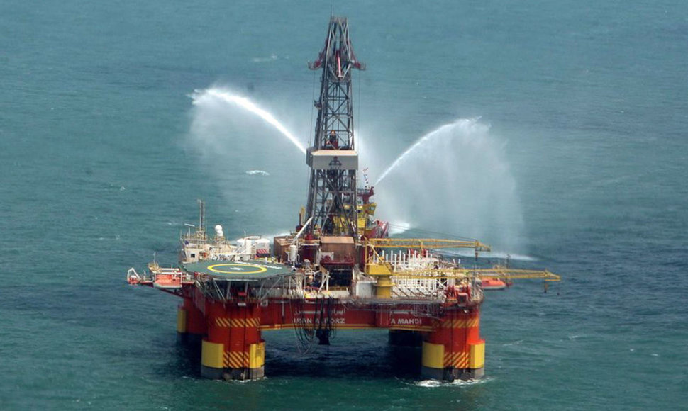 Irano naftos platforma Kaspijos jūroje