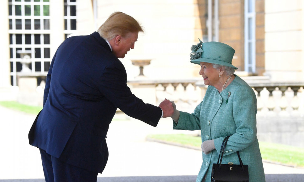 Karalienė Elizabeth II pasitiko D.Trumpą Bakingamo rūmuose