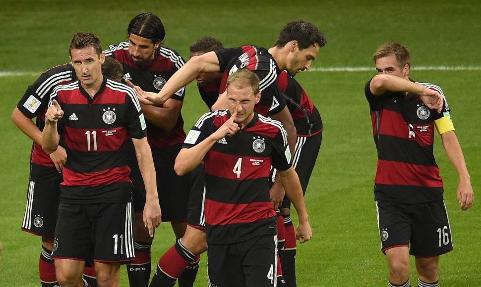 Vokietijos futbolininkai džiaugiasi Toni Krooso (kairėje) įvarčiu