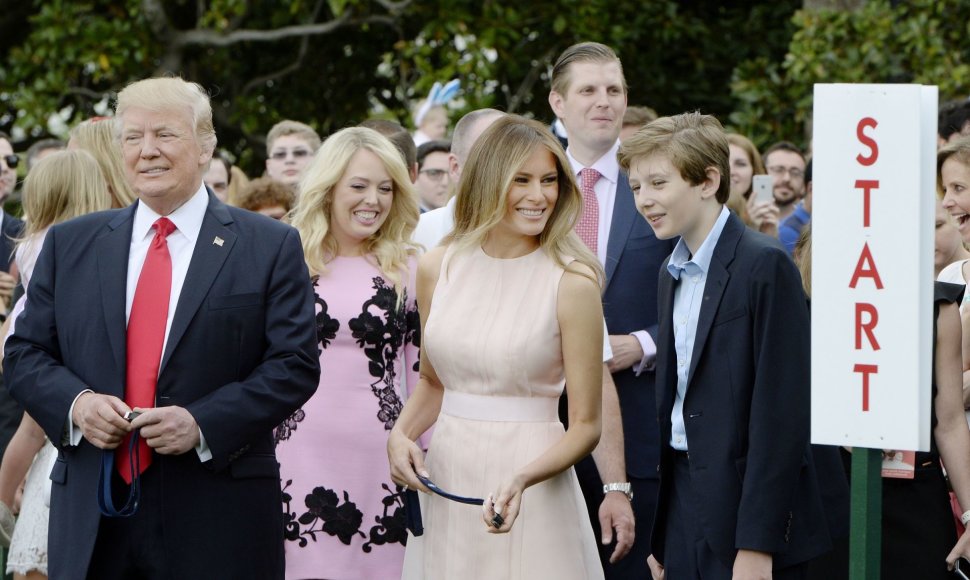 Donaldas Trumpas su žmona Melania Trump ir sūnumi Barronu