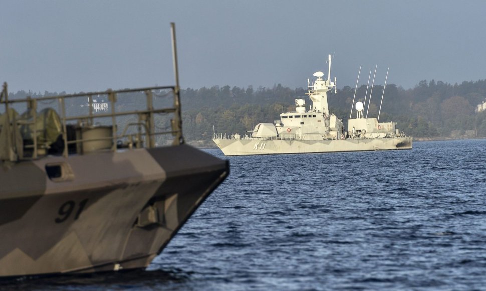 Švedijos kariuomenė tęsia Rusijos povandeninio laivo paieškas
