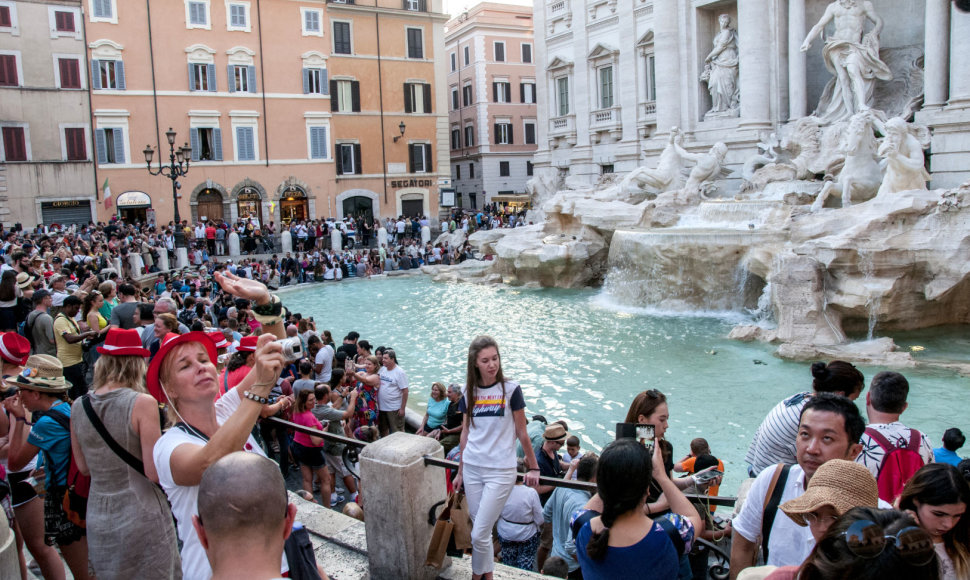 Turistai prie Romos fontanų