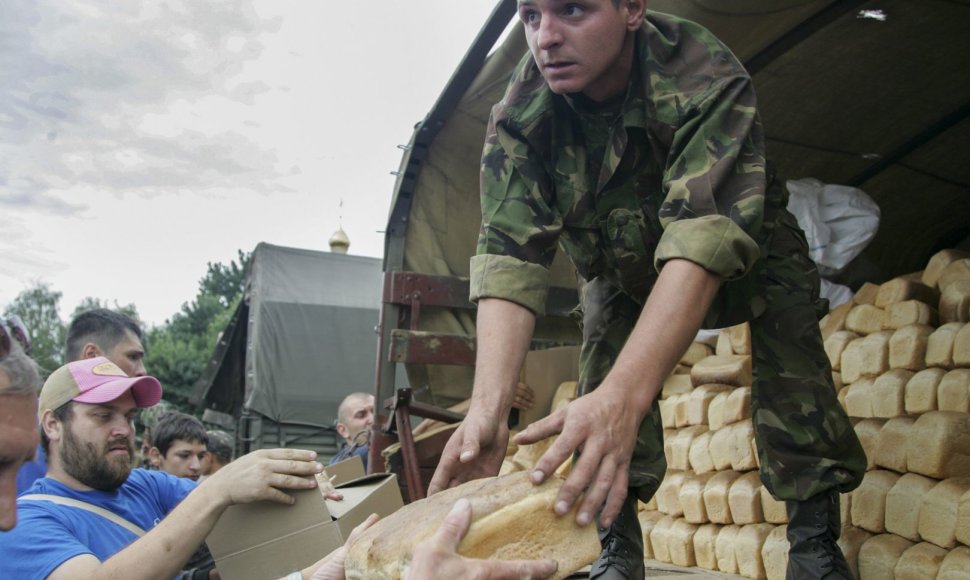 Ukrainos kariai dalina maistą gyventojams Slovjanske