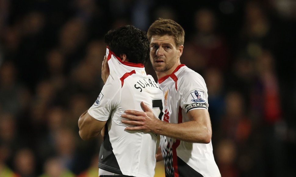 „Liverpool“ žaidėjai Stevenas Gerrardas ir Luisas Suarezas 