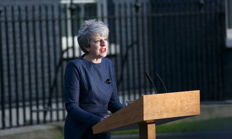 Theresa May skelbia pirmalaikius rinkimus
