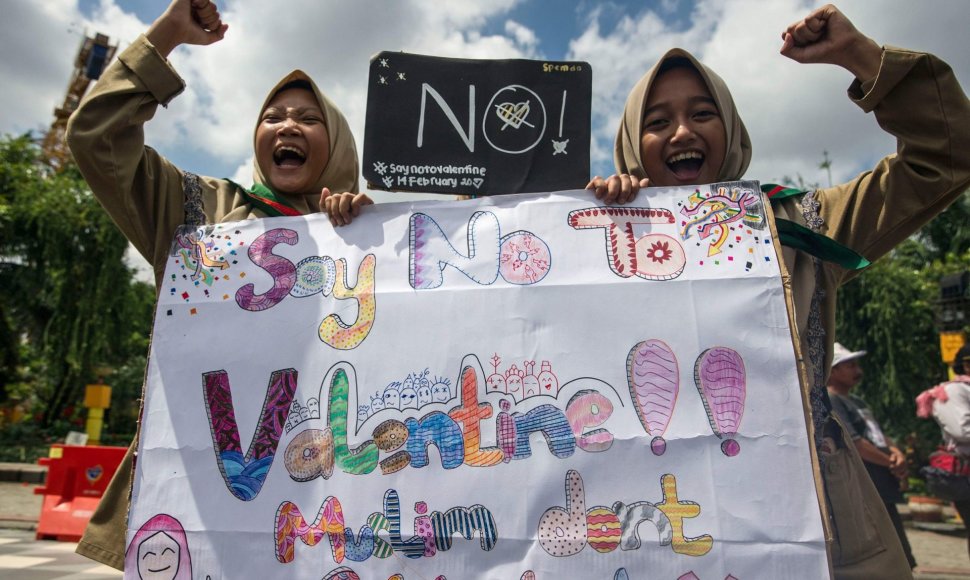 Indonezijos musulmoniškos mokyklos moksleiviai protestuoja prieš Valentino dieną