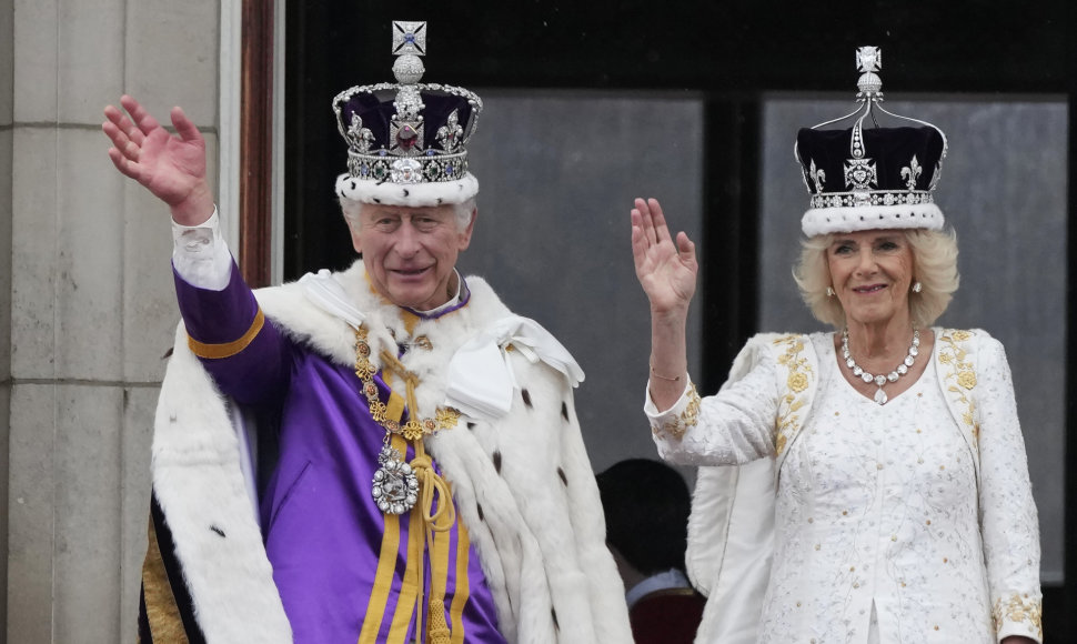 Karūnuotasis karalius Karolis III ir karalienė Camilla iš Bekingemo rūmų balkono sveikina tautą