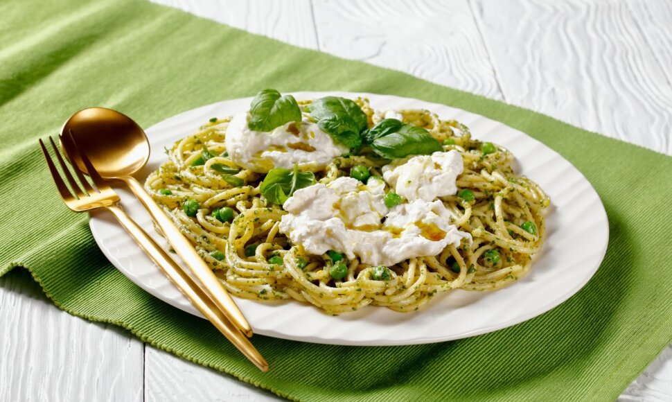 Makaronai su burata ir pesto padažu
