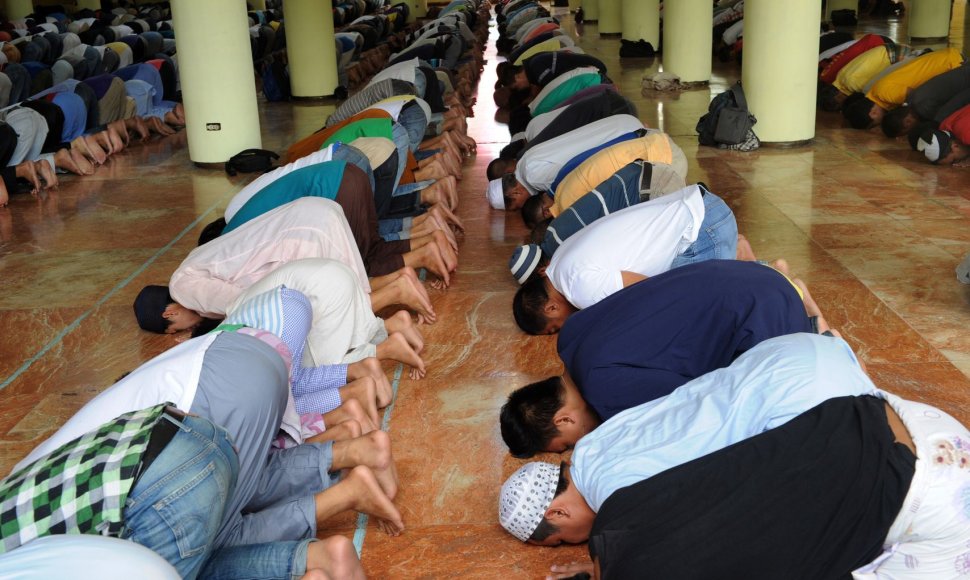 Filipinų musulmonai meldžiasi Auksinėje mečetėje