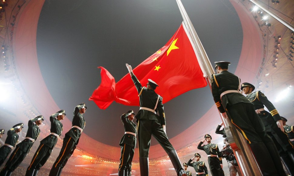 Pekino olimpinėse žaidynėse keliama Kinijos vėliava (2008 m. rugpjūčio 8 d.)