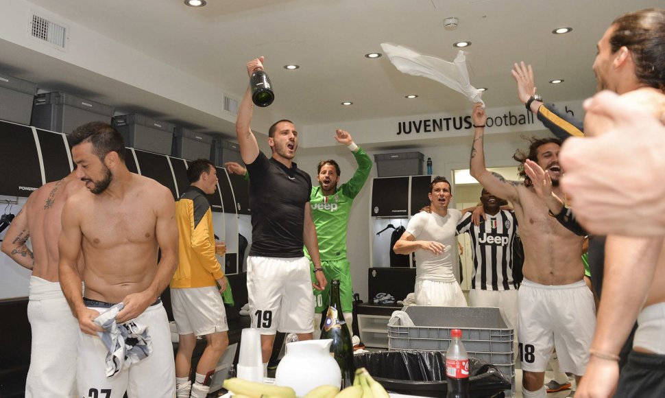 „Juventus“ futbolininkai švenčia čempionų titulą