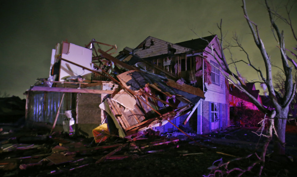 Tornado suniokotas pastatas Teksase