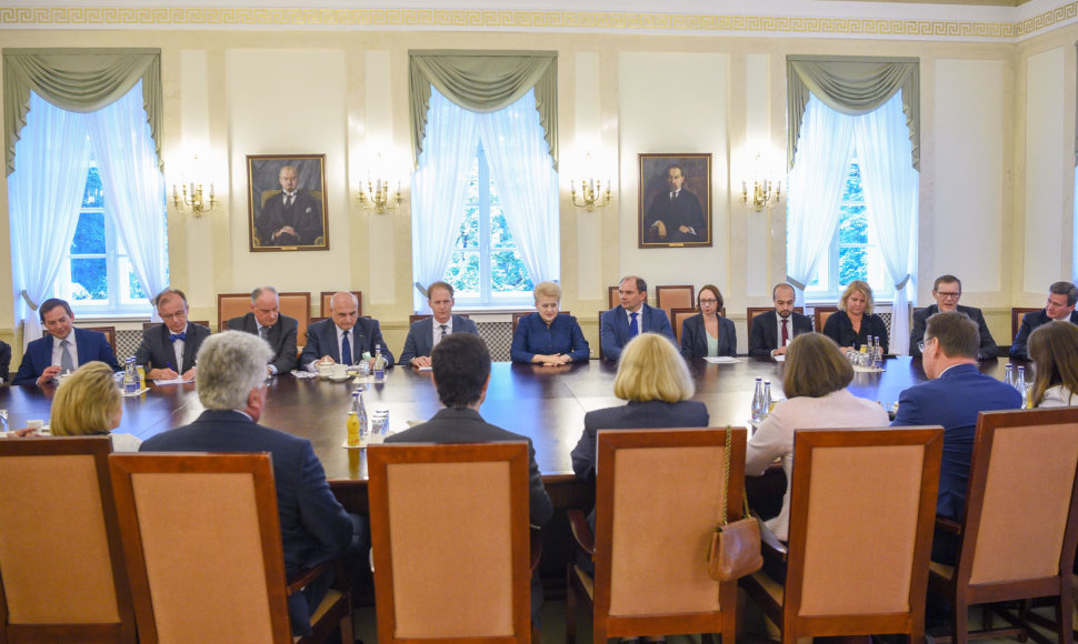 Prezidentė su ES šalių ambasadoriais aptarė biudžetą, migraciją, saugumą