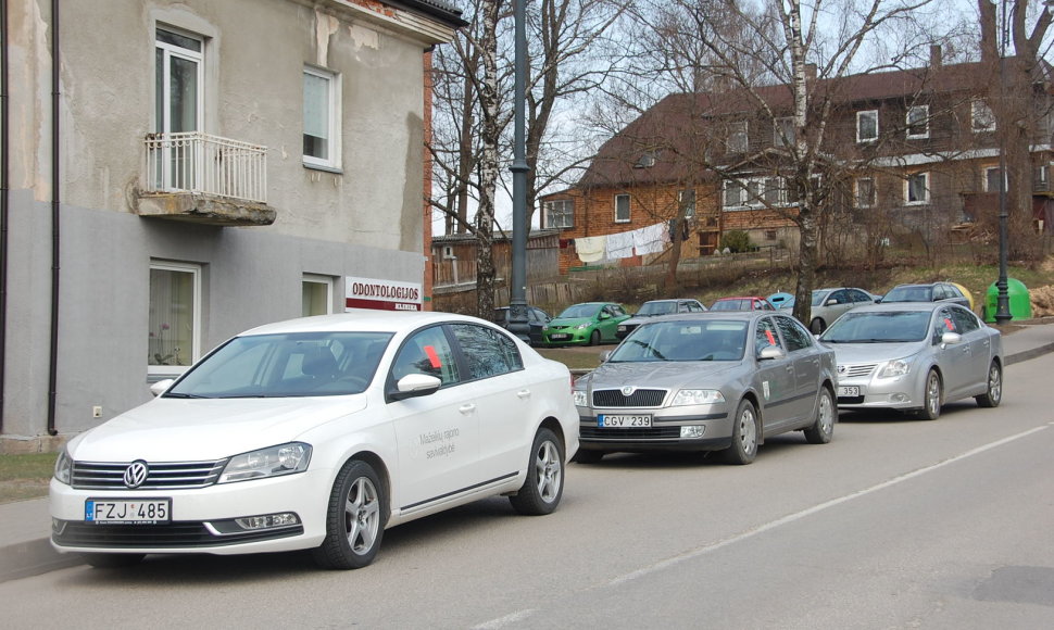 Telšių rajono savivaldybės automobilių stovėjimo aikštelė nesutalpina norinčių pasistatyti transporto priemonę ir susitvarkyti reikalus valdiškoje įstaigoje.
