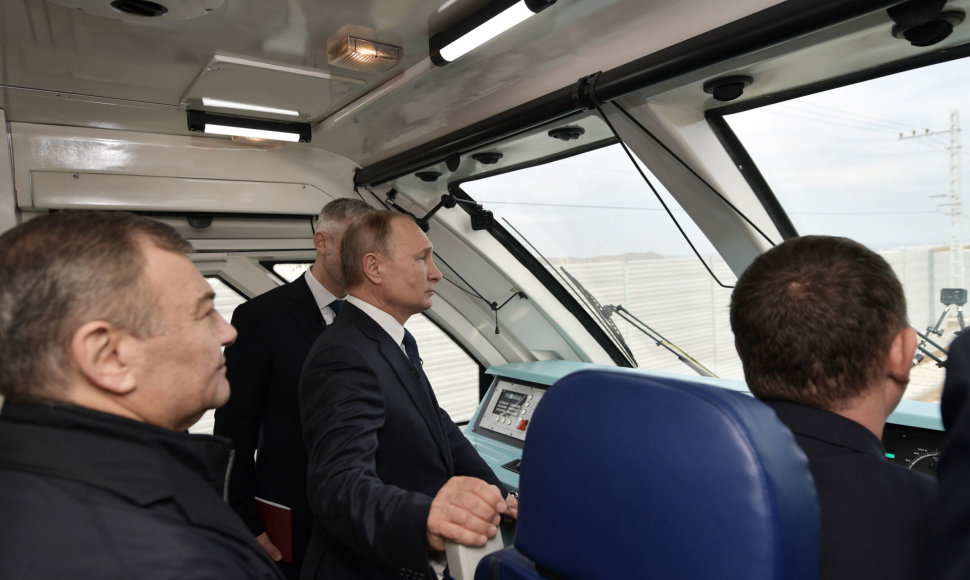 V.Putinas važiuoja pirmuoju traukiniu per naują Krymo tiltą
