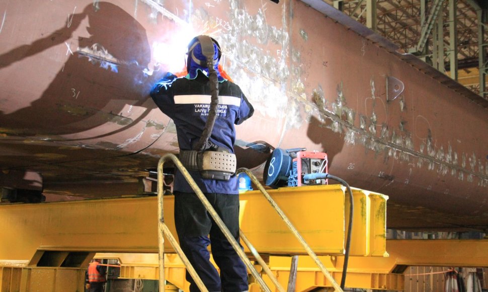 „Vakarų Baltijos laivų statykloje“ pradėtos naujojo mokslinio laivo statybos.