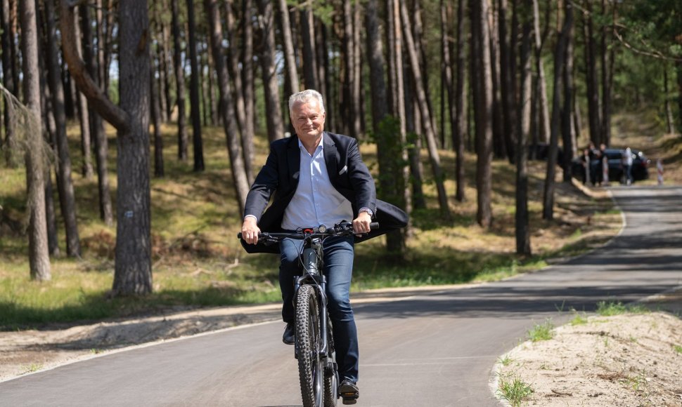 Rekonstruotą dviračių taką išbandė prezidentas Gitanas Nausėda