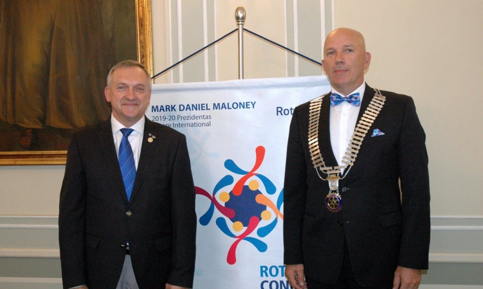 „Rotary“ apygardos valdytojo regalijas Arūnas Burkšas (dešinėje) perėmė iš Virginijaus Šniuko