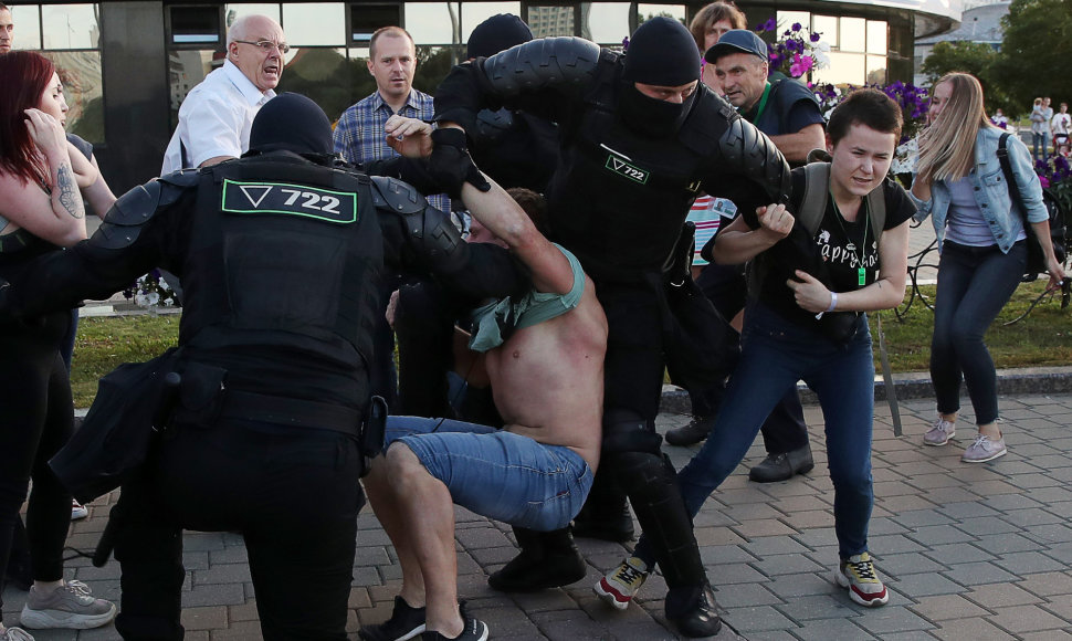 Baltarusijoje malšinami antrą dieną besitęsiantys protestai