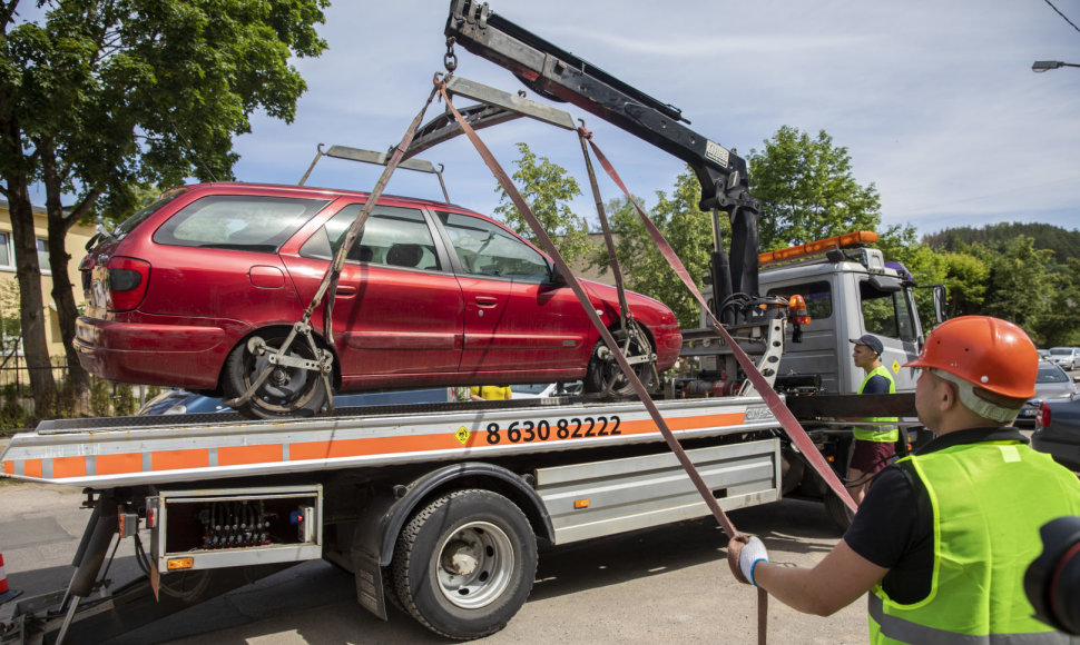 Bešeimininkių automobilių nutempimo darbai