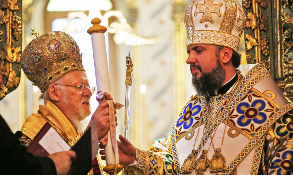 Konstantinopolio ekumeninis patriarchas Baltramiejus I metropolitui Epifanijui įteikia tomosą.