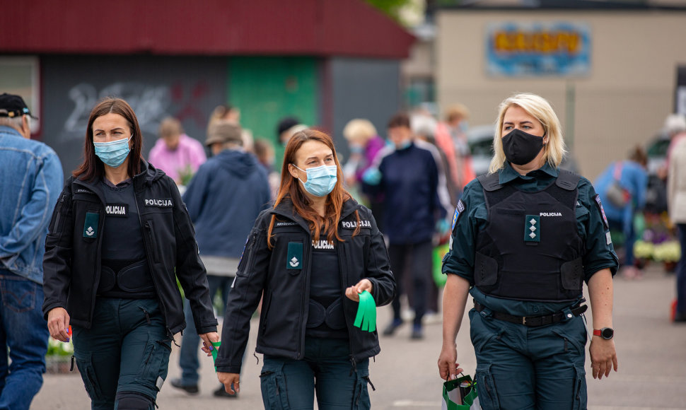 Pareigūnai tikrino, kaip klaipėdiečiai laikosi taisyklių ir dėvi kaukes