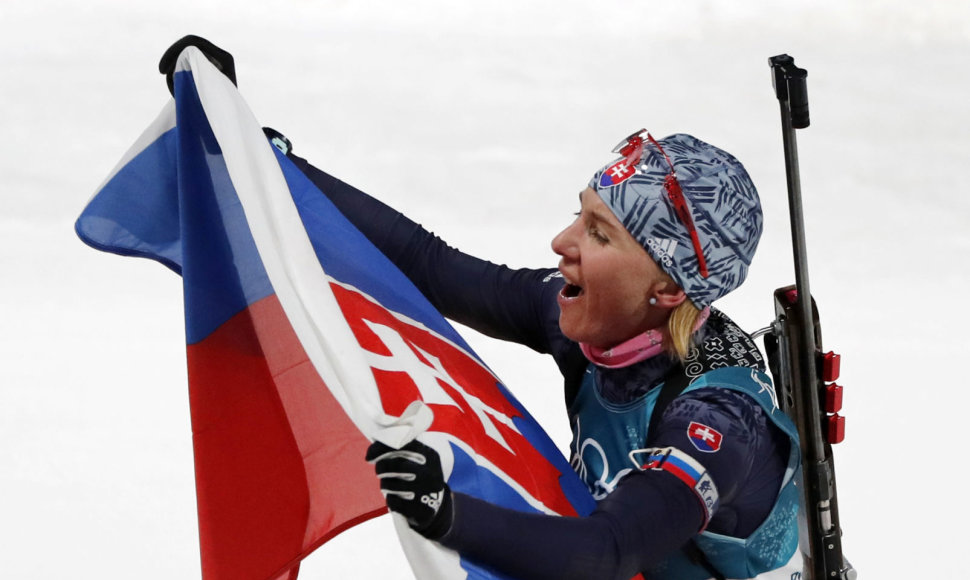Anastasija Kuzmina laimėjo olimpinį aukso medalį biatlono bendro starto rungtyje.