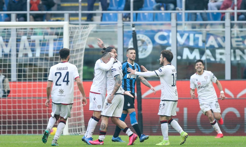 „Cagliari“ futbolininkai švenčia įvartį