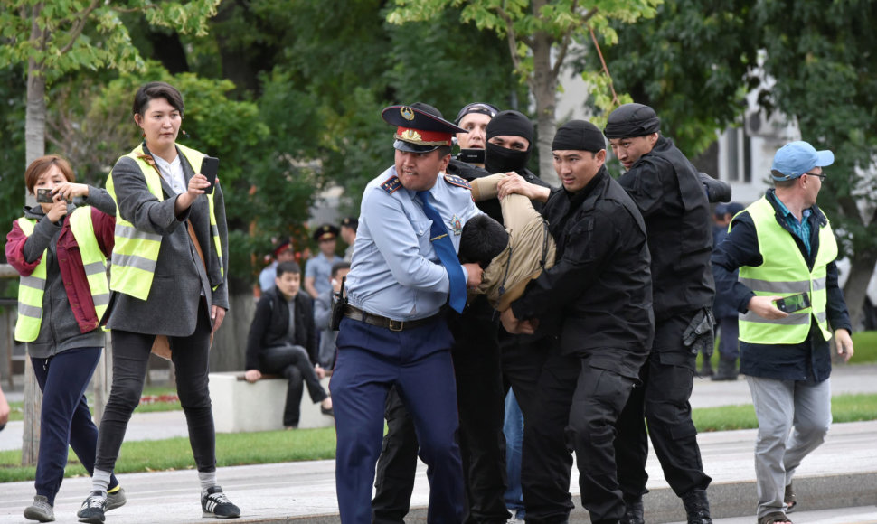Kazachstane sulaikyti per 100 aktyvistų, raginusių protestuoti prieš naują valdžią