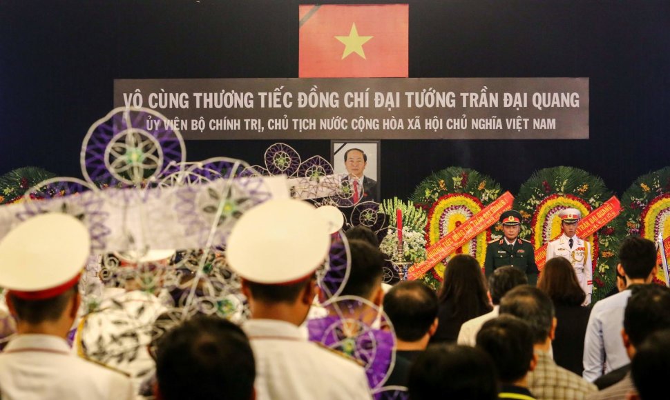 Vietname šimtai žmonių plūsta atsisveikinti su velioniu prezidentu