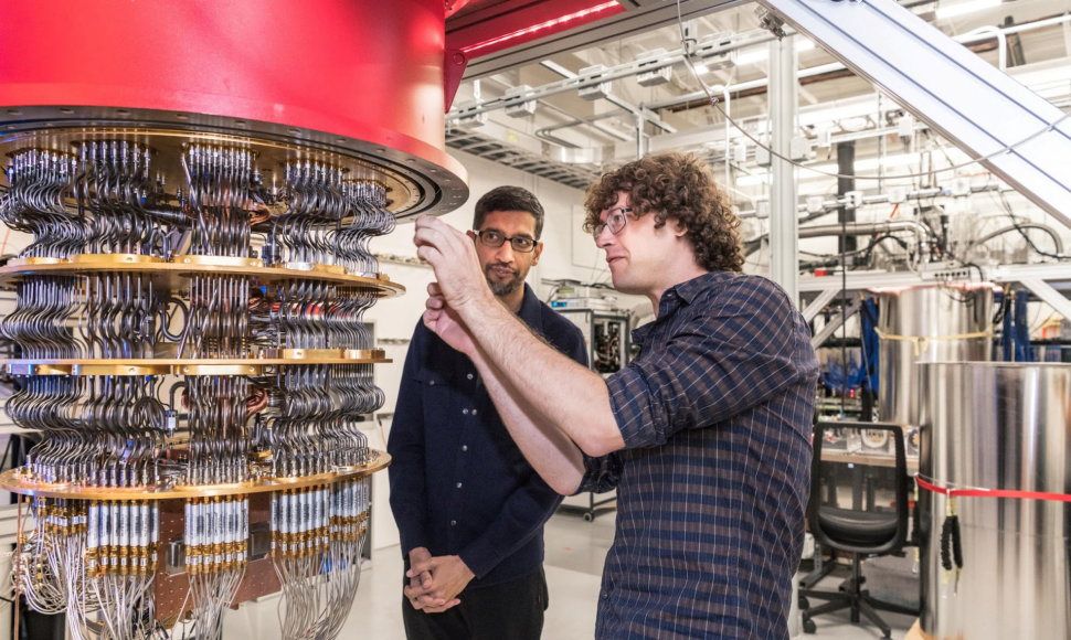 „Google“ vadovas Sundaras Pichai ir įmonės inžinierius prie kvantinio kompiuterio