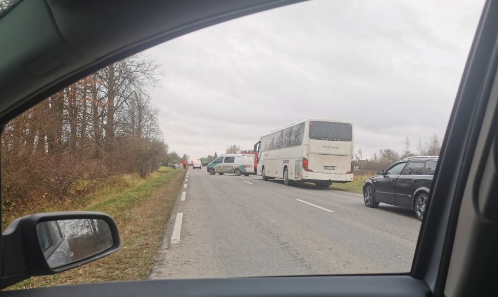 Šeštadienį Kalvarijos savivaldybėje į eismo įvykį pateko traktorius ir trys lengvieji automobiliai.