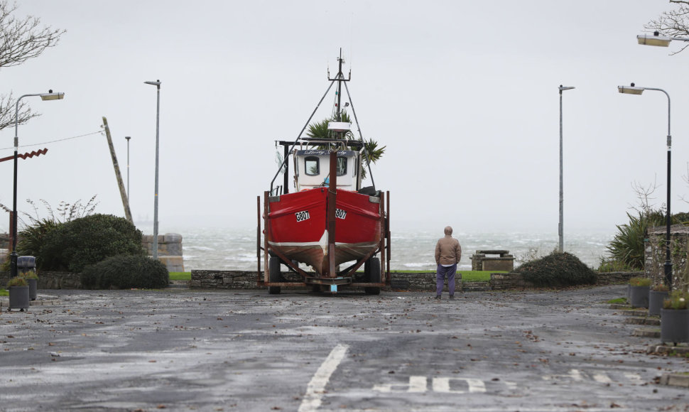 Jungtinė Karalystė ir Airija ruošiasi uragano Ophelia smūgiams