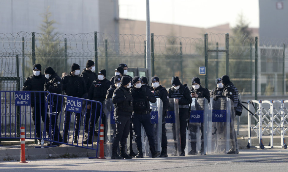 Turkijos policija prie teismo