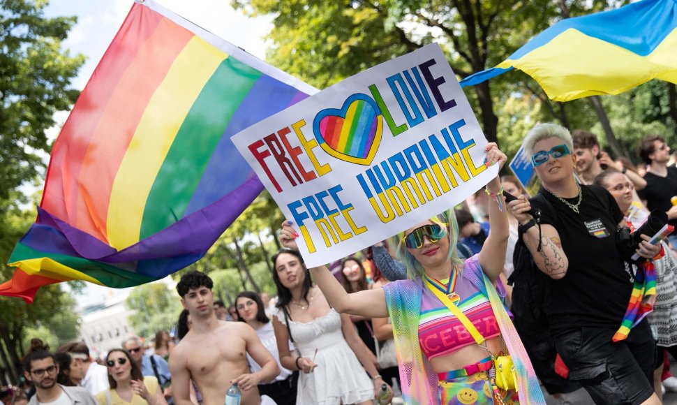 Vienos „Pride“ eitynių dalyviai