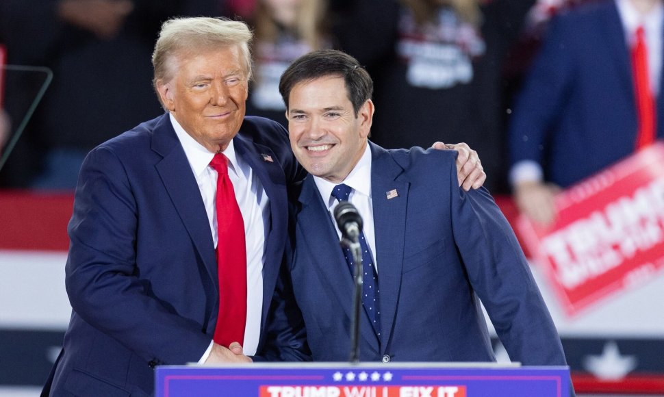 JAV išrinktasis prezidentas Donaldas Trumpas su Marco Rubio / RYAN M. KELLY / AFP