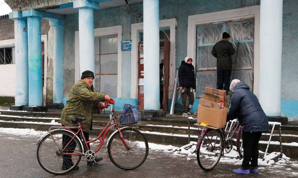 Vietos gyventojai separatistų kontroliuojamoje Donbaso zonoje