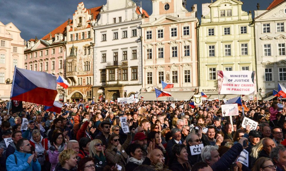 Prahoje tūkstančiai žmonių protestuoja prieš vyriausybę	