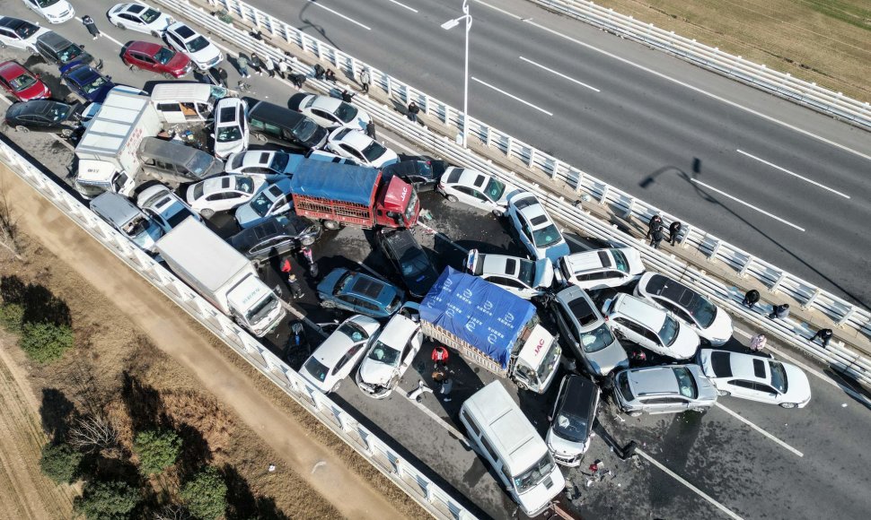 Kinijos greitkelyje susidūrė šimtai automobilių