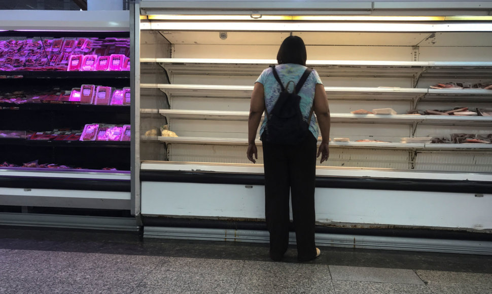 Pustuštės prekių lentynos Venesueloje