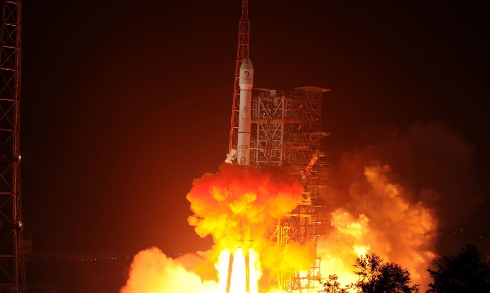 Kinijos mėnuleigis sėkmingai pakilo į kosmosą