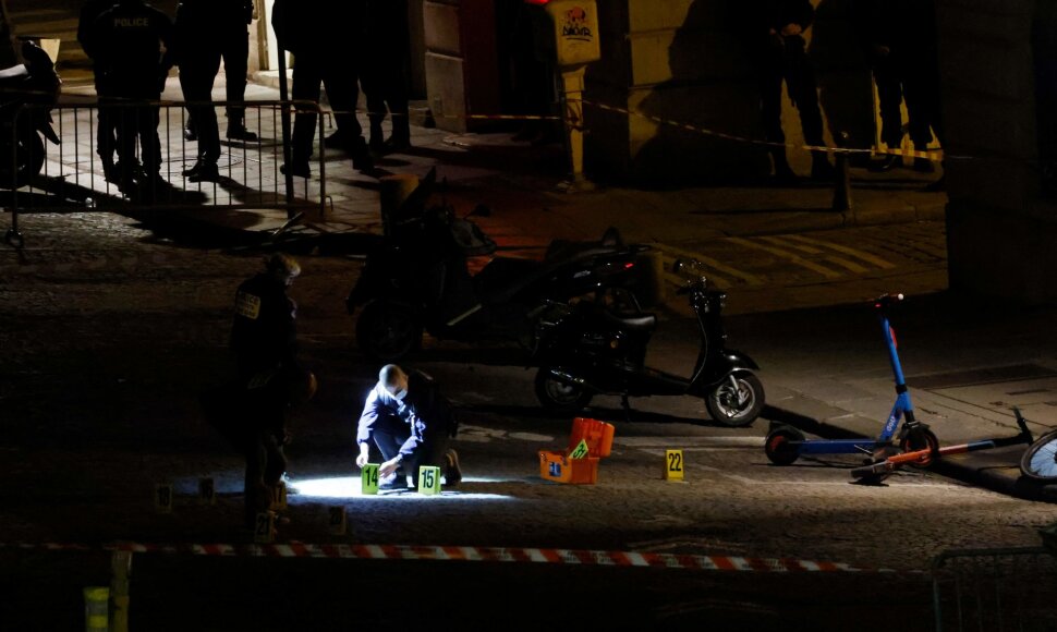 Paryžiuje policija nušovė du asmenis automobilyje