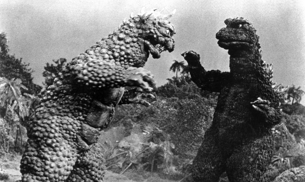 Haruo Nakajima (dešinėje) su Godzilos kostiumu filme „Godzilos kerštas“ (1969 m.)